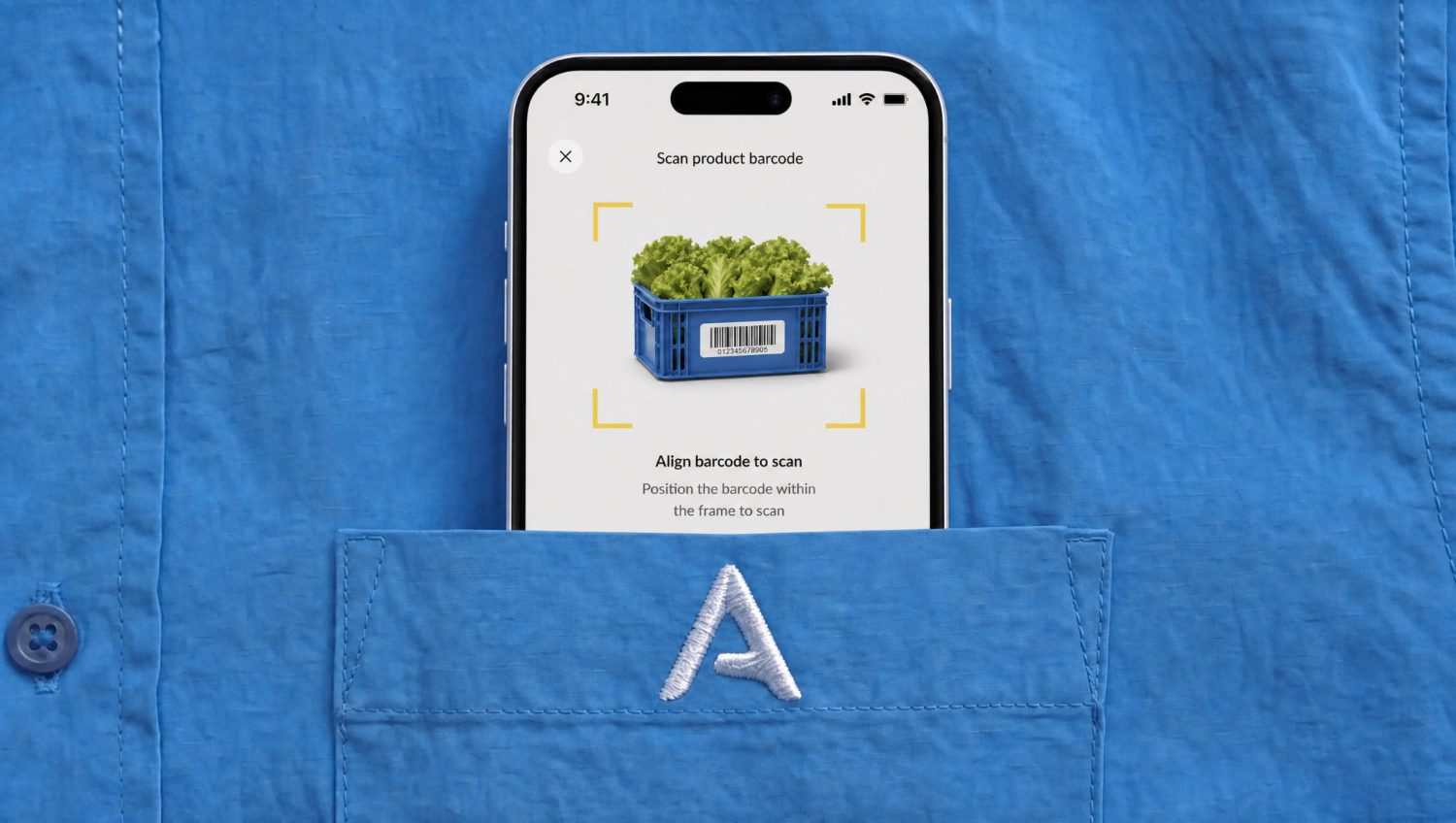 Apicbase App auf einem Smartphone, das den Barcode einer Kiste scannt, um den Bestand zu zählen